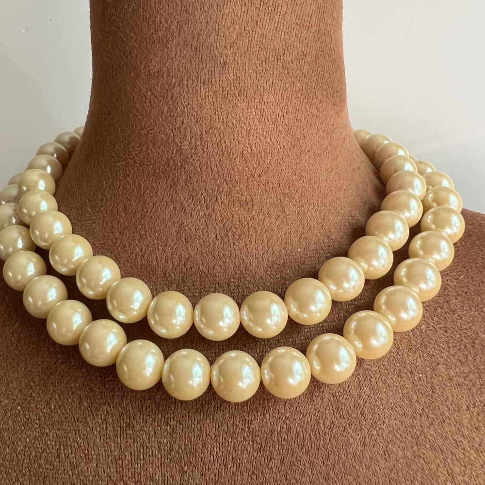 Vtg Double Strand Cream Faux Pearl Necklace Gold Shell Charm 16-19in Old Money - Picture 1 of 4